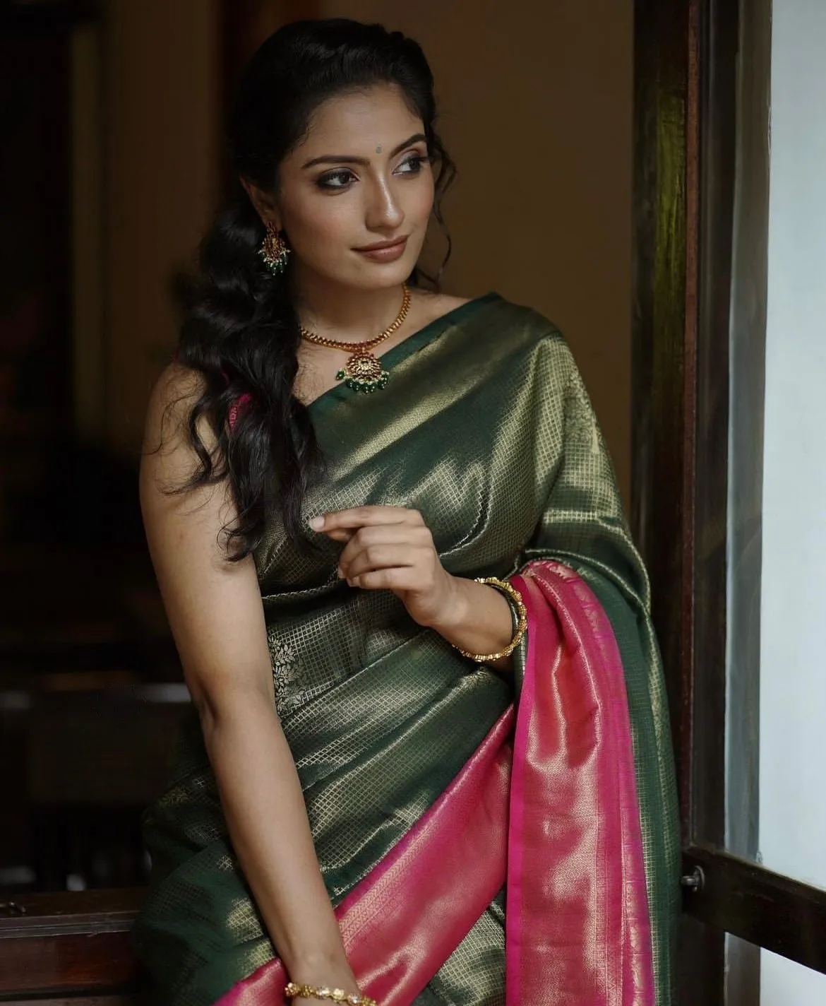 Imbrication Dark Green Soft Silk Saree With Demesne Blouse Piece